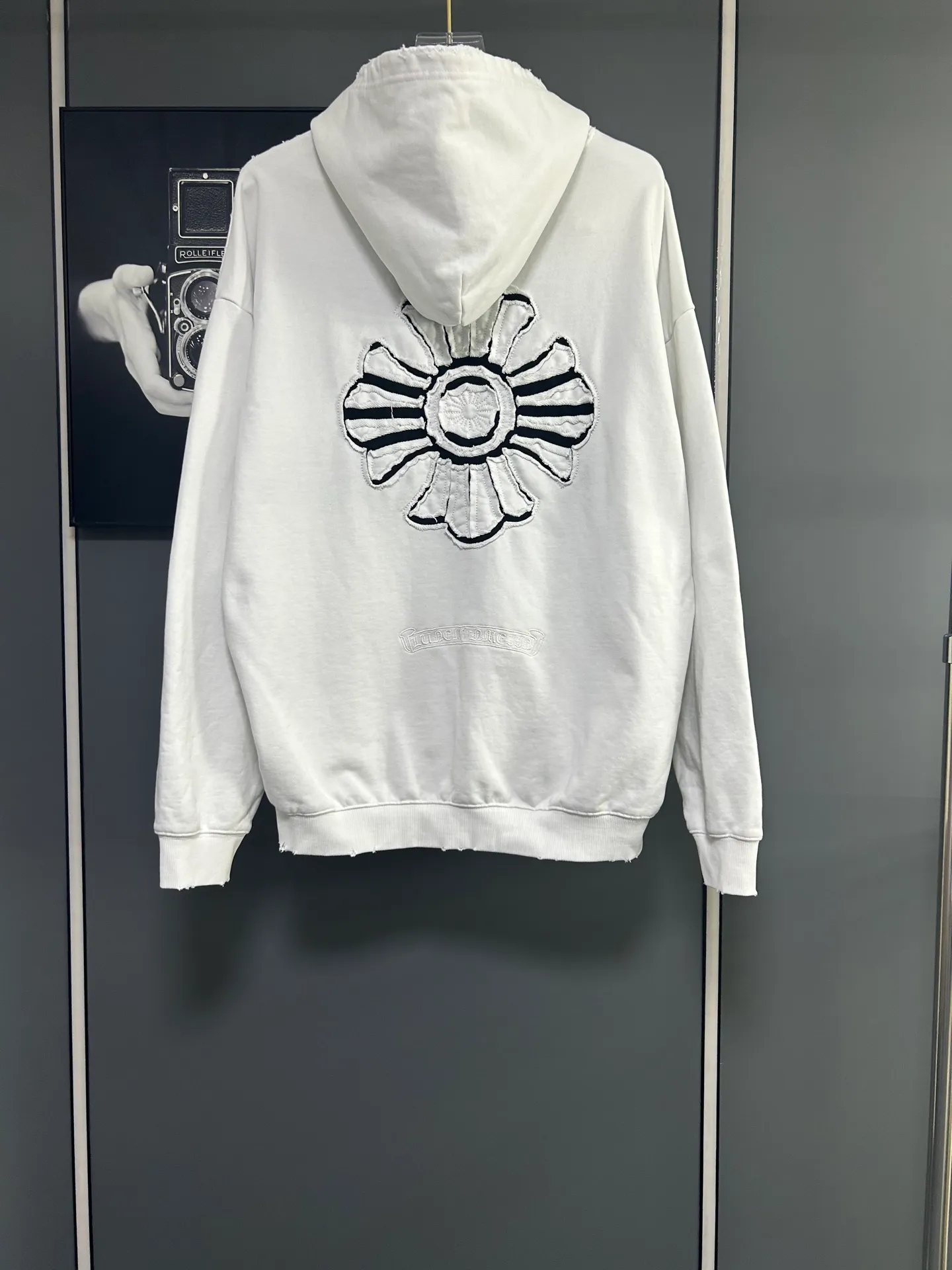 P310 𝗖𝗵𝗿𝗼𝗺𝗲 𝗛𝗲𝗮𝗿𝘁𝘀/Cro Heart 2025 Cross Patch Embroidery Summer New Original Single Counter American Acid Washed Distressed Laser Burnt Patch Embroidery Couple Casual Hooded Sweatshirt 👑The highest version! Customized fabric 440g tripe terry fabric! American acid-washed and distressed original fabric laser burnt ✟appliqué embroidery and exquisite embroidery of letters! The best-selling model at the counter. It is very comfortable to wear. It is low-key yet luxurious. It is very classy when worn. The large size and tailoring are needless to say. The upper body is exquisite and vivid. 👍High-end first-class materials. A truly palace-level product. The cotton from Turkey is of outstanding quality. After heavy washing, the clothes are very soft! Not picky, the upper body is absolutely stylish and extremely luxurious. Auxiliary materials: The original model has been authenticated and labeled ➕100% silk washed with water label. Genuine purchase-grade original hangtag➕matching hanging rope➕3D hanging beads➕original packaging bag. Craftsmanship: The original version has consistent wiring! The highest version of the armhole matching technique! Countless times of pattern making to 100% restore the original appearance! The correct version is the same for men and women, super eye-catching, super good-looking, and super atmospheric! Color: White Black Royal Blue Size, XS S M L